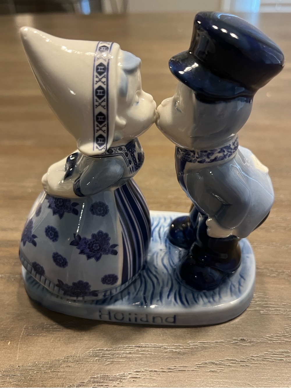 Delft Blue Kissing Couple on Plateau